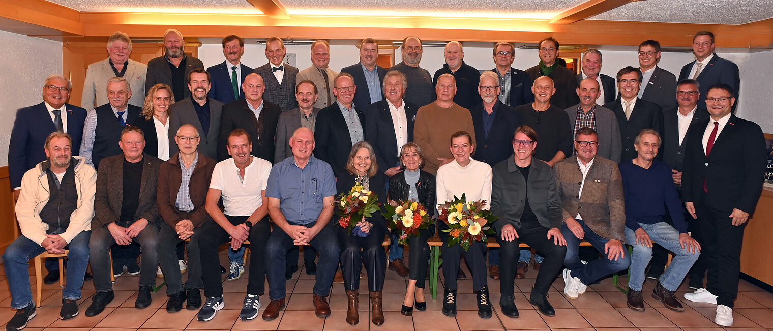 In Etzenricht ehrte die Handwerkskammer ihre „Goldenen“ Meisterinnen und Meister.  In Etzenricht ehrte die Handwerkskammer ihre Goldenen Meisterinnen und Meister. Die Damen hielten Blumensträuße in den Händen.