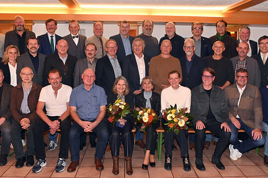 In Etzenricht ehrte die Handwerkskammer ihre „Goldenen“ Meisterinnen und Meister.  In Etzenricht ehrte die Handwerkskammer ihre Goldenen Meisterinnen und Meister. Die Damen hielten Blumensträuße in den Händen.