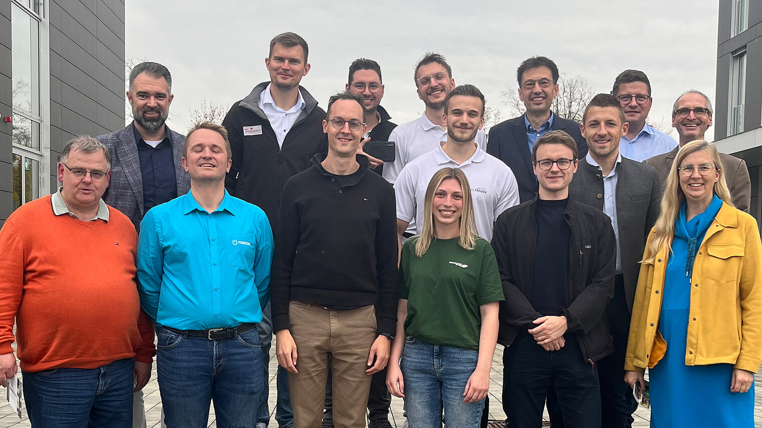 Die Veranstalter und Aussteller der Veranstaltungsreihe vor den Gebäuden der Handwerkskammer Regensburg. 