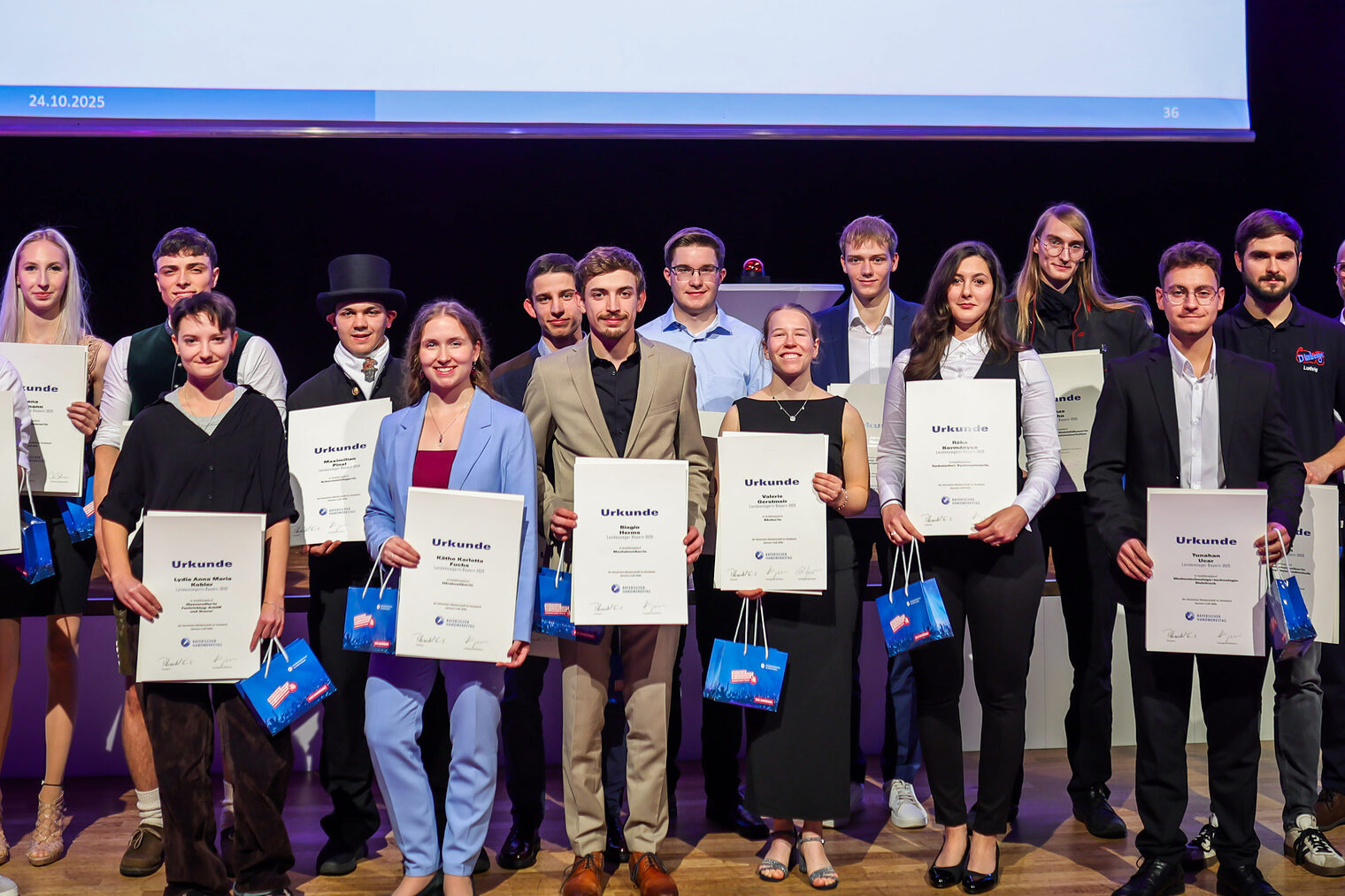 Die zwanzig Landessieger aus Ostbayern mit den HWK-Vertretern.