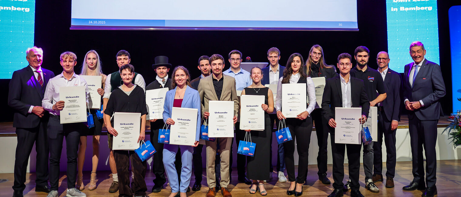 Die zwanzig Landessieger aus Ostbayern mit den HWK-Vertretern.