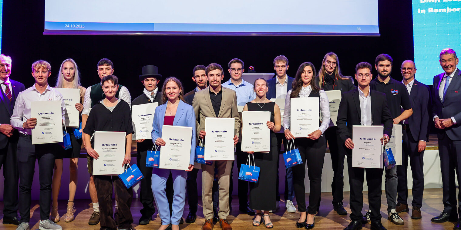 Die zwanzig Landessieger aus Ostbayern mit den HWK-Vertretern. Die zwanzig Landessieger aus Ostbayern mit den HWK-Vertretern.