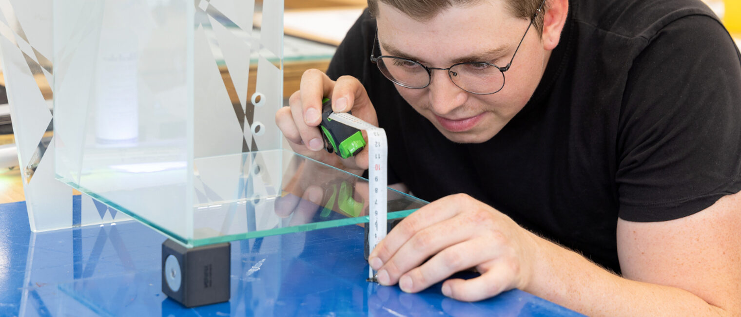 Ein Meisterschüler vermisst sein Werkstück aus Glas.