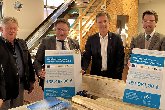 Der stellvertretende Hauptgeschäftsführer Hans Schmidt nahm die Förderbescheide von Seiten der Handwerkskammer entgegen.