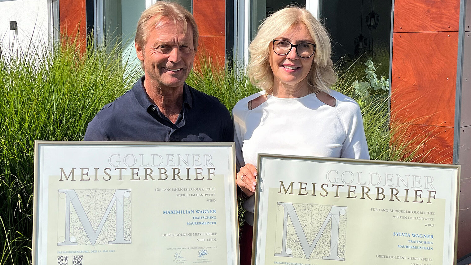 Das Ehepaar Sylvia und Maximilian Wagner lernten sich in der Meisterschule kennen. Sie halten ihre Goldenen Meisterbriefe in die Kamera. 