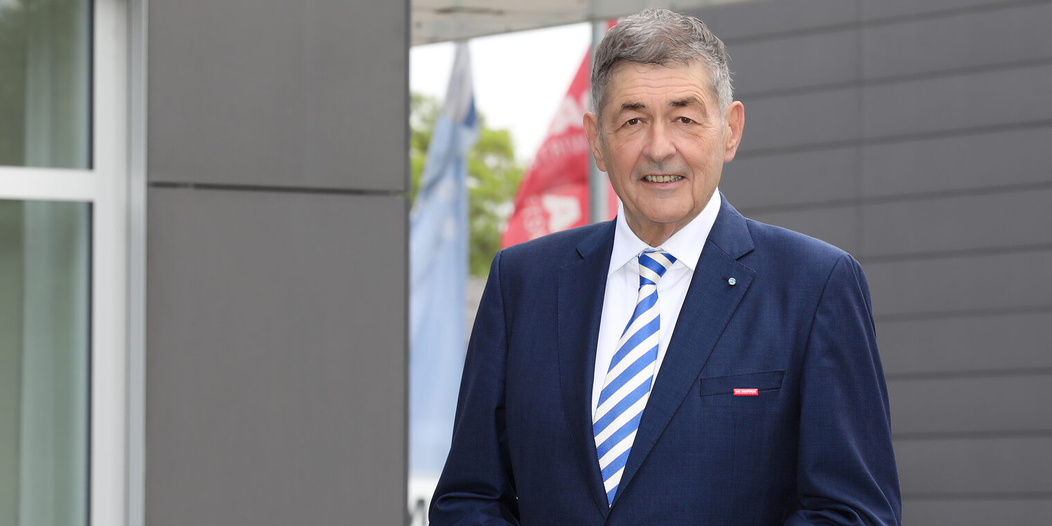 HWK-Präsident Dr. Georg Haber steht vor der Kammerhauptverwaltung in Regensburg.