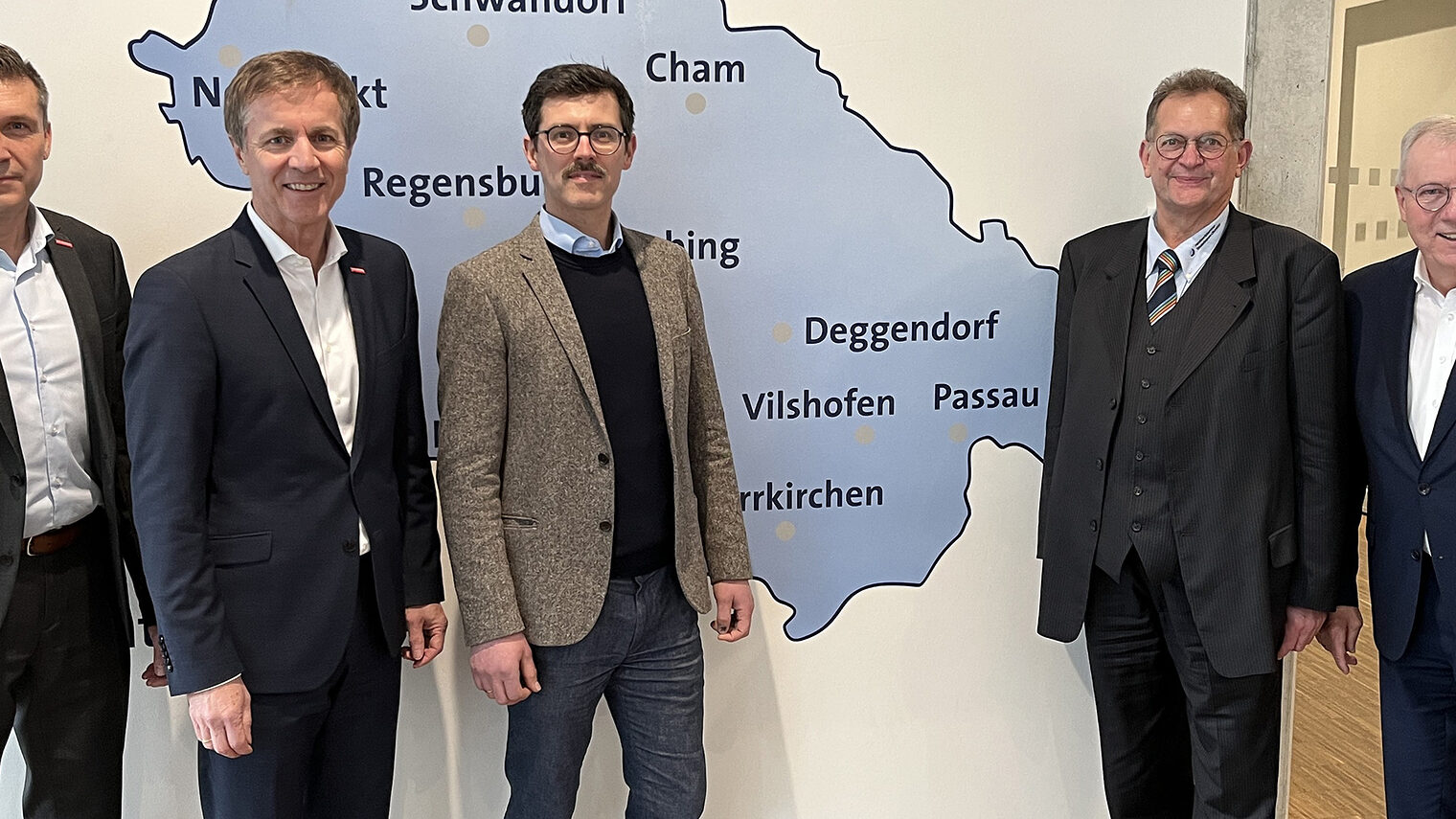 Der neue Leiter des Bildungszentrums Passau-Auerbach, Tobias Pauli, steht mittig und freut sich auf das kommende Amt.