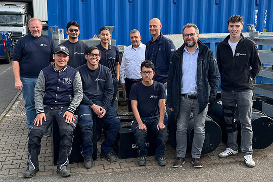 Die kolumbianischen Azubis der Firma Janner Waagen mit dem Geschäftsführer, Ausbildern sowie Vertretern der HWK und der Agentur für Arbeit.