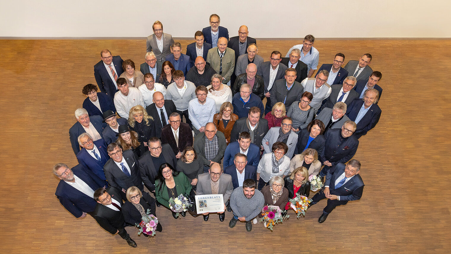 Die 34 Geehrten mit dem Präsident der Handwerkskammer Dr. Georg Haber und Geschäftsführer Alexander Stahl.