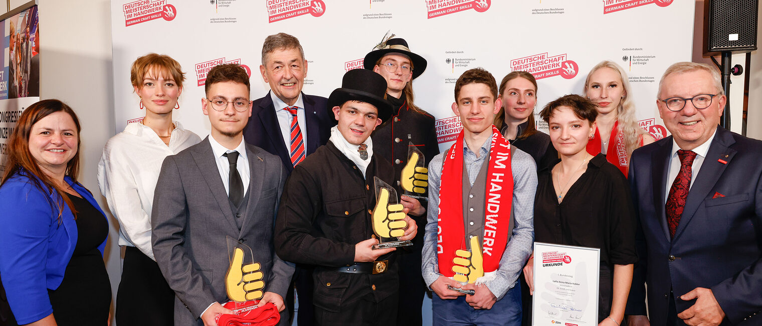 Die ostbayerischen Bundessieger mit den Vertretern der Handwerkskammer.