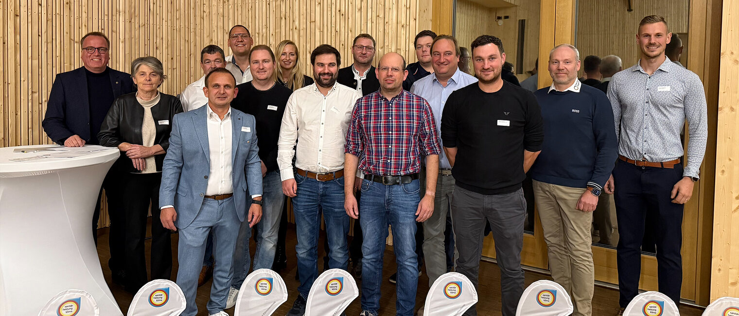 Armin Weishäupl mit den Teilnehmenden der Mitgliederversammlung. Er ist alter und neuer Obermeister der SHK-Innung Deggendorf. 