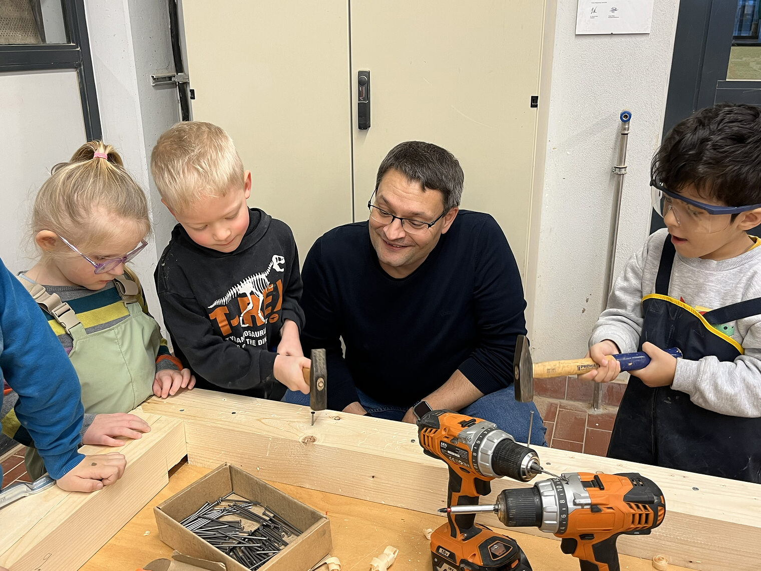 Geschätsführer Alexander Stahl hilt den Kindergartenkindern beim Bauen und Schrauben.