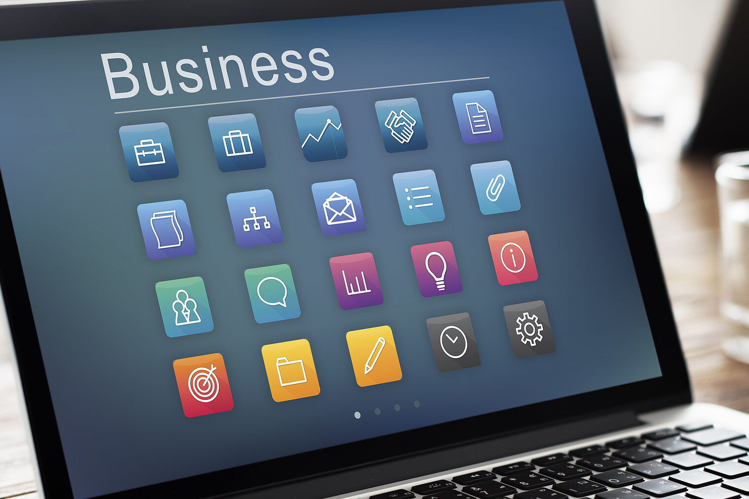 Ein Laptop steht auf einem Tisch. Darauf ist das Wort Business zu lesen.