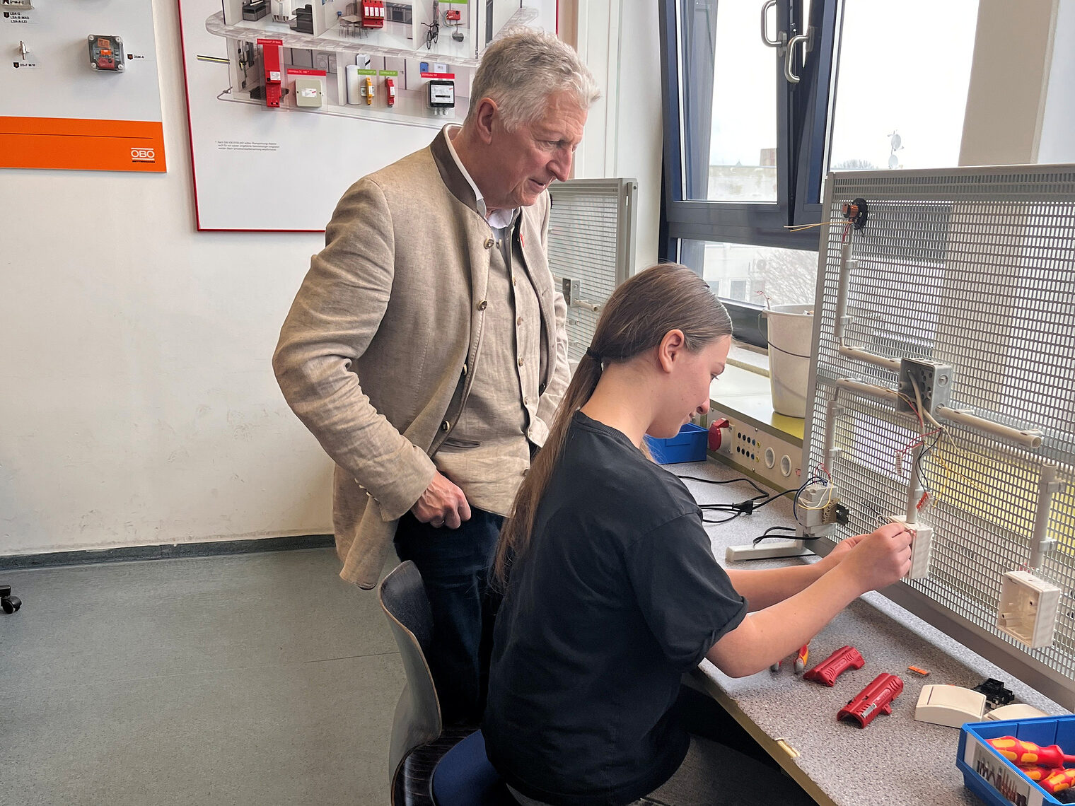 Vizepräsident Hans Kastl schaute den Schülern bei ihrem eintägigen Handwerkspraktikum über die Schulter. 