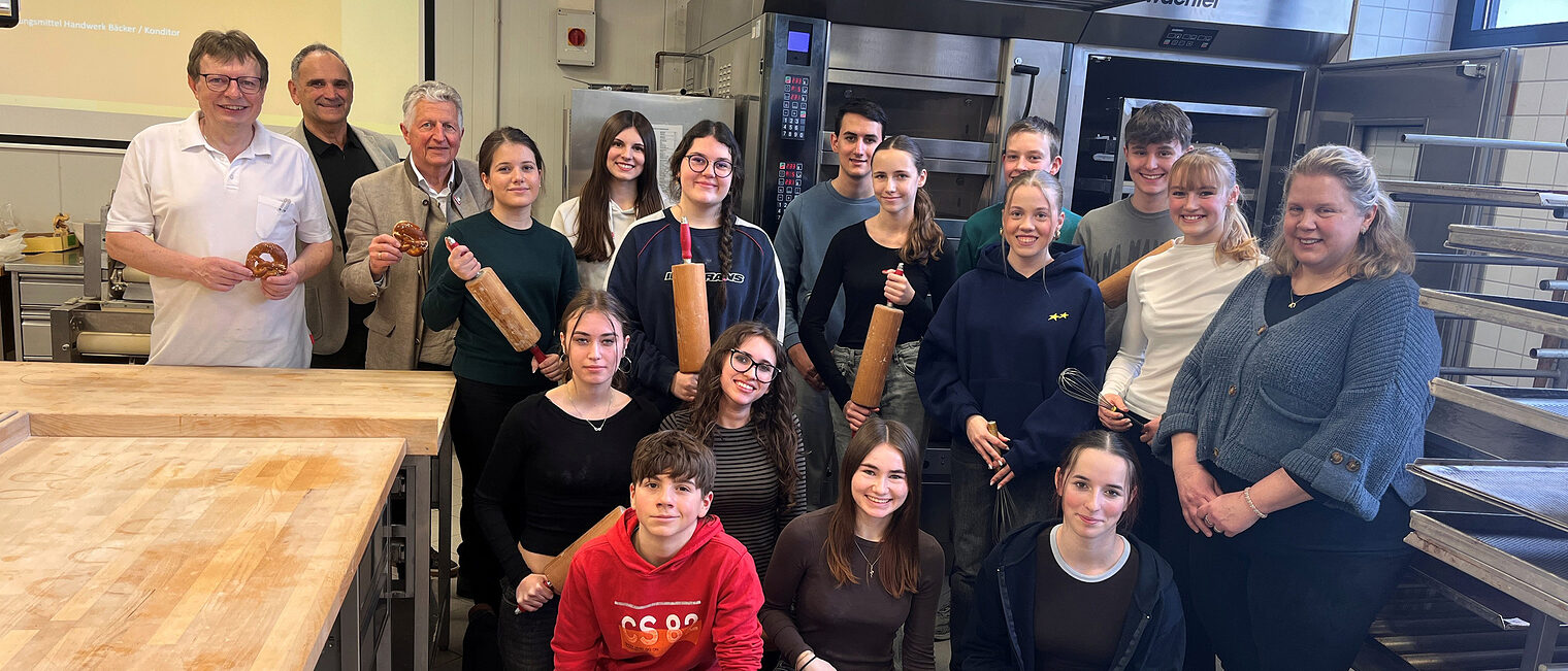 Die Zehntklässler des Gymnasiums Dingolfing mit Vertretern der Handwerkskammer in der Bäckerei des Bildungszentrums Straubing.