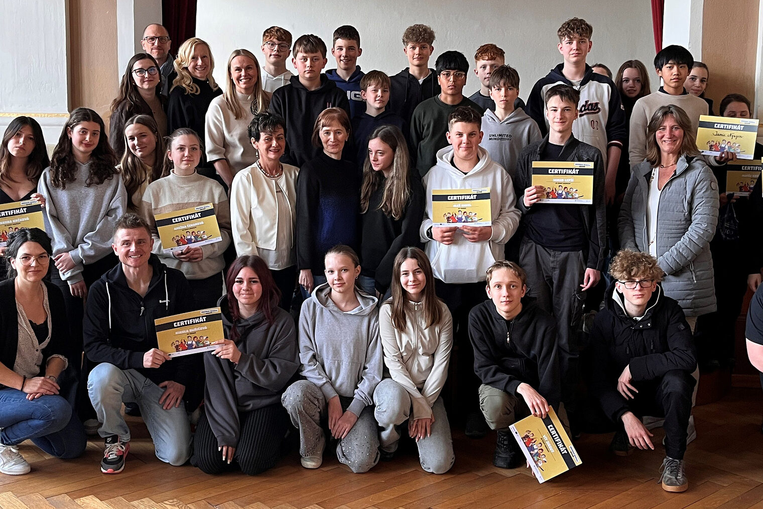 Vertreter und teilnehmende Schüler des Schüleraustausches. 