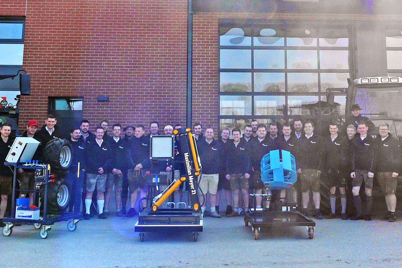 Die Absolventen des Land- und Baumaschinenmechatroniker-Meisterkurses 2026 in Landshut. 