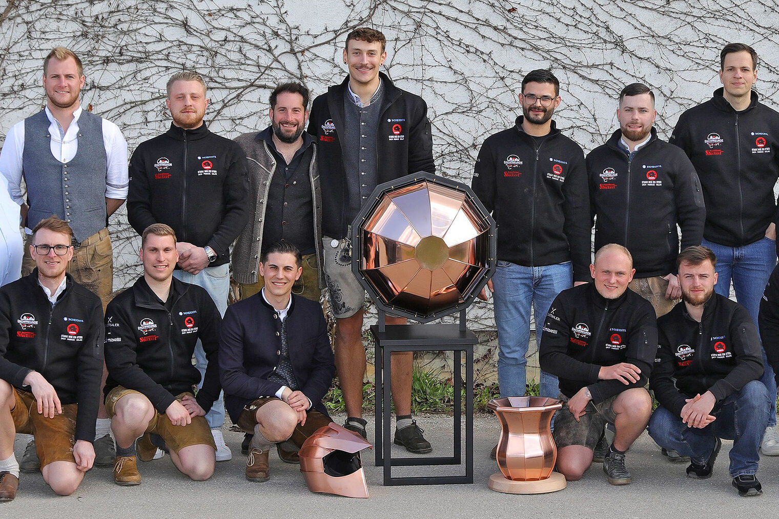 Die stolzen Jungmeister mit Kursleiter und HWK-Ausbilder. Die Meisterstücke sind in der Mitte des Bildes platziert.