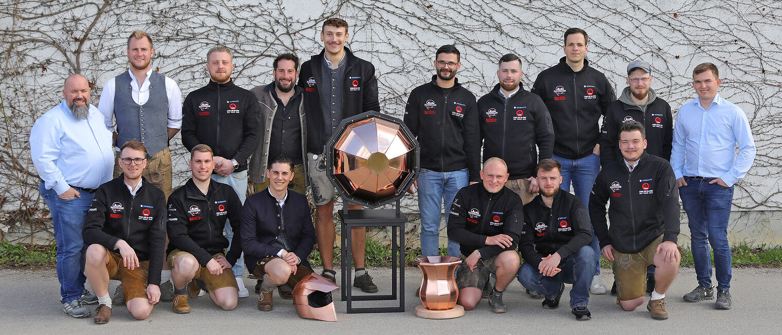 Die stolzen Jungmeister mit Kursleiter und HWK-Ausbilder. Die Meisterstücke sind in der Mitte des Bildes platziert.