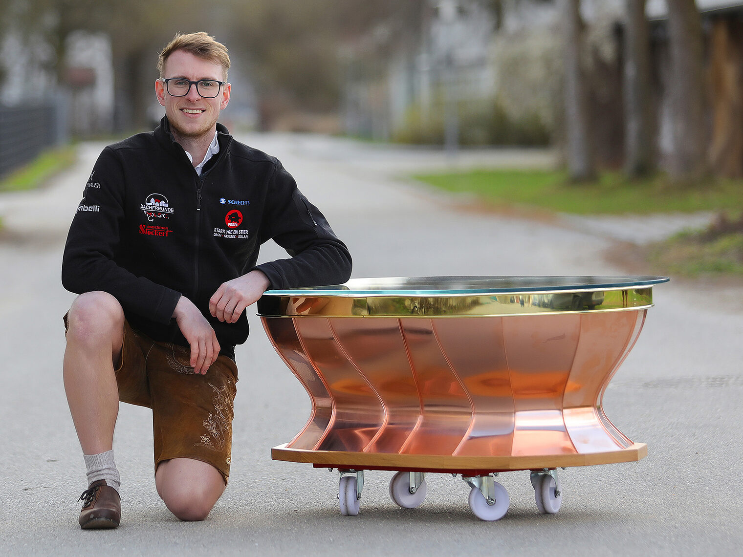 Jan Fiedler lehnt stolzt auf seinem aufwändig gespengeltem Couchtisch. Damit wurde er der Kursbeste.