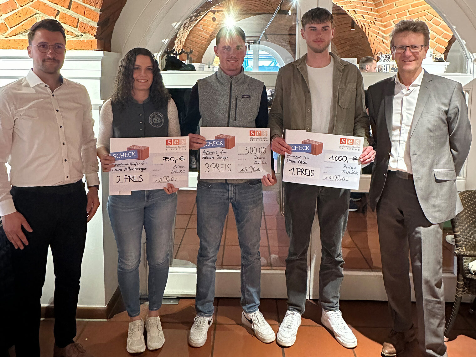 Die drei Kursbesten halten ihre Förderpreise stolz in die Kamera.