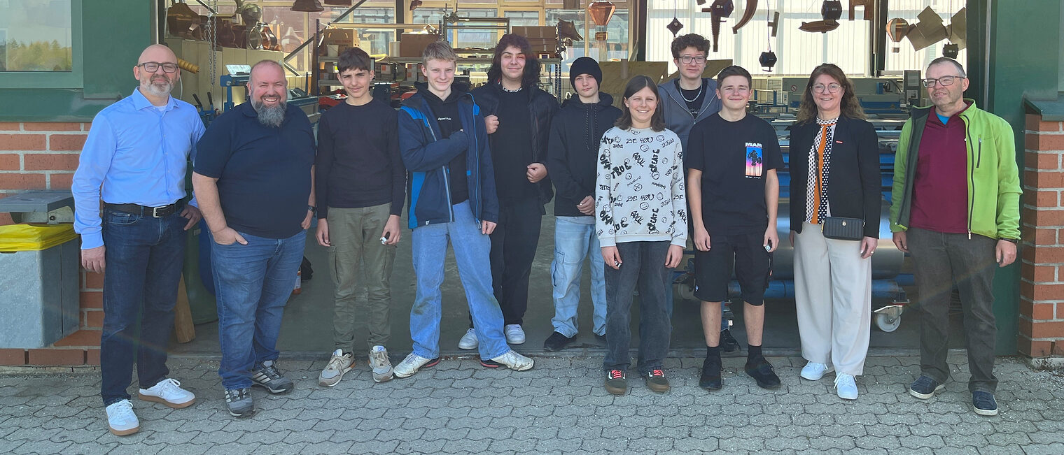 Vizepräsidentin Claudia Geiselhöringer und Bildungszentrumsleiter Matthias Kuhndörfer stehen mit den Schülern vor dem Bildungszentrum.