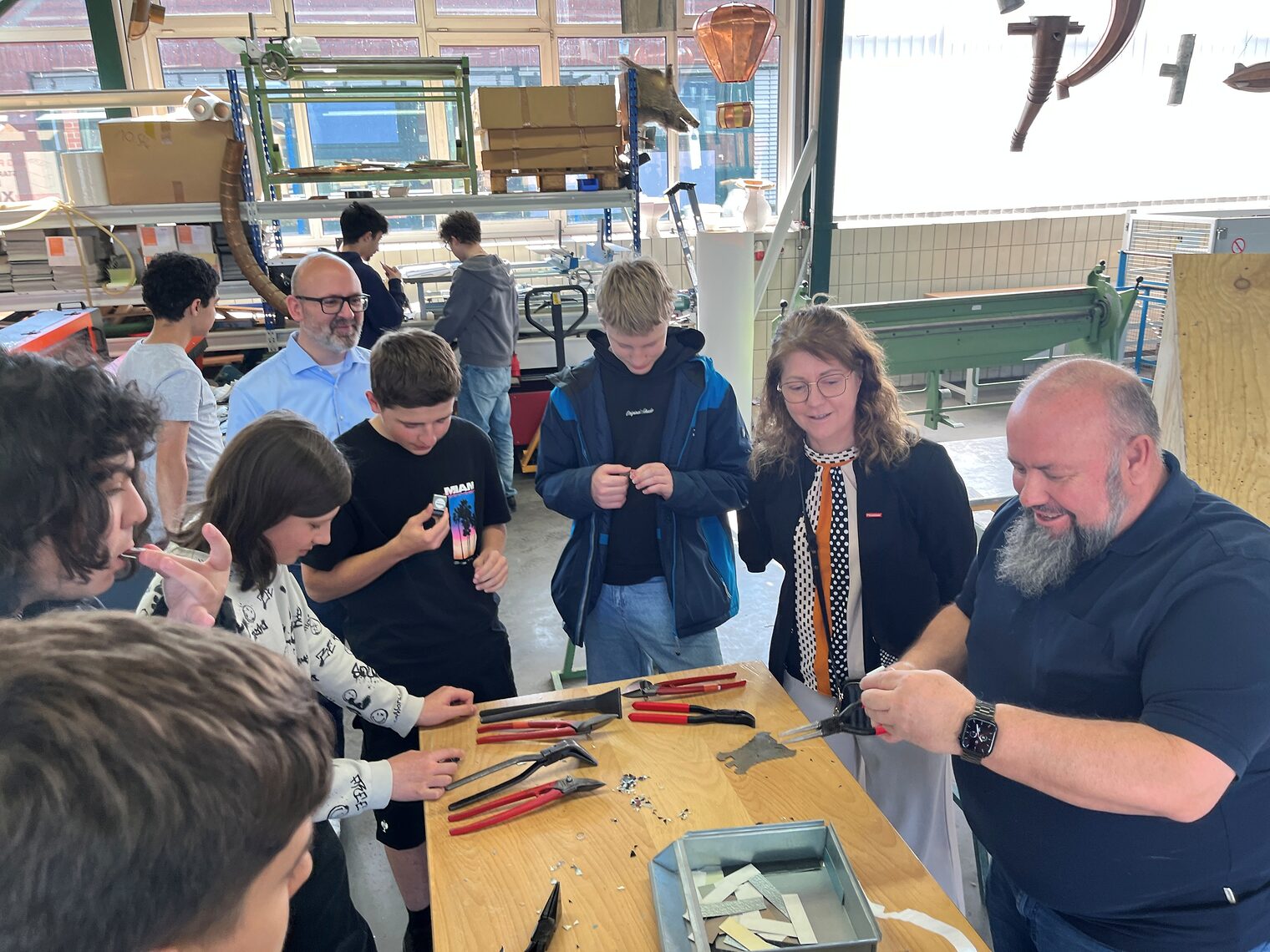 Vizepräsidentin Geiselhöringer und Bildungszentrumsleiter Kuhndörfer zusammen an einem Tisch mit Schülern bei der Spengler-Station.