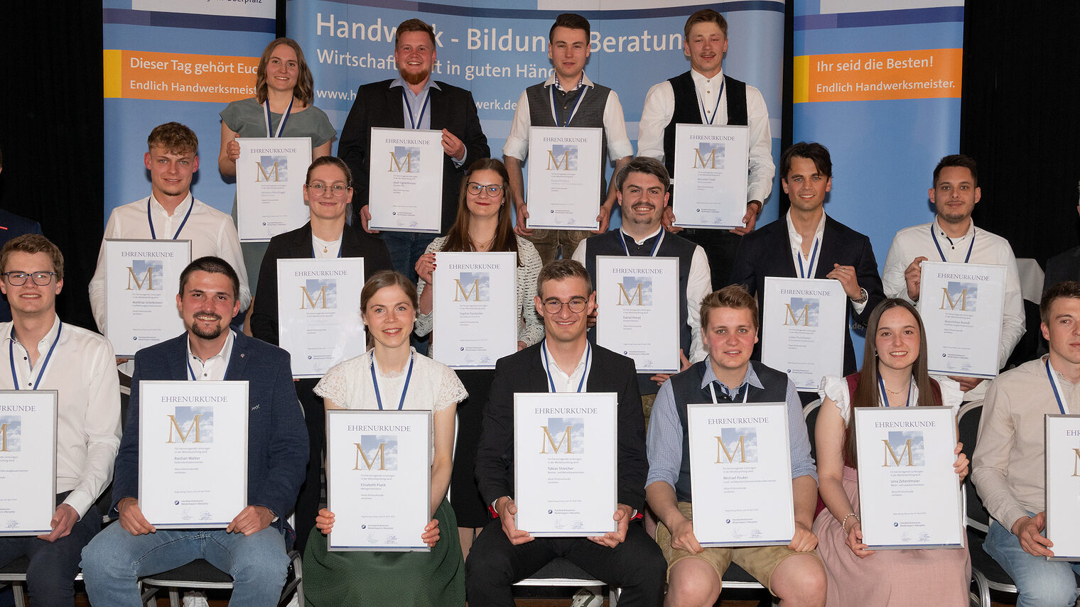 Gruppenbild der jahrgangsbesten Handwerksmeister 2025/2026 mit ihren Medaillen und Urkunden bei der Ehrung in Straubing.