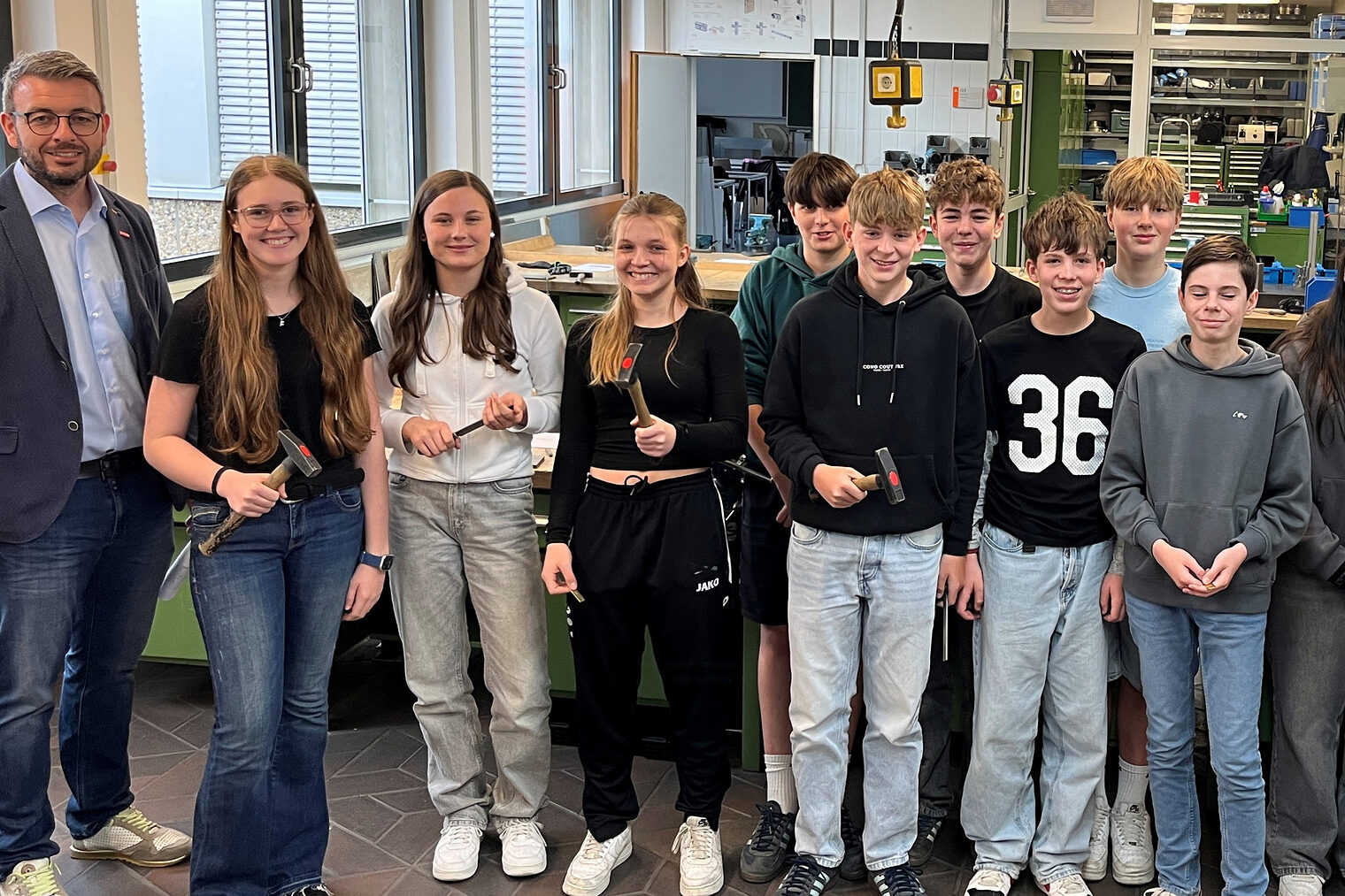 Schülerinnen und Schüler mit HWK-Geschäftsführer Alexander Stahl (re.) und Bildungszentrums-Leiter Roland Schießl.