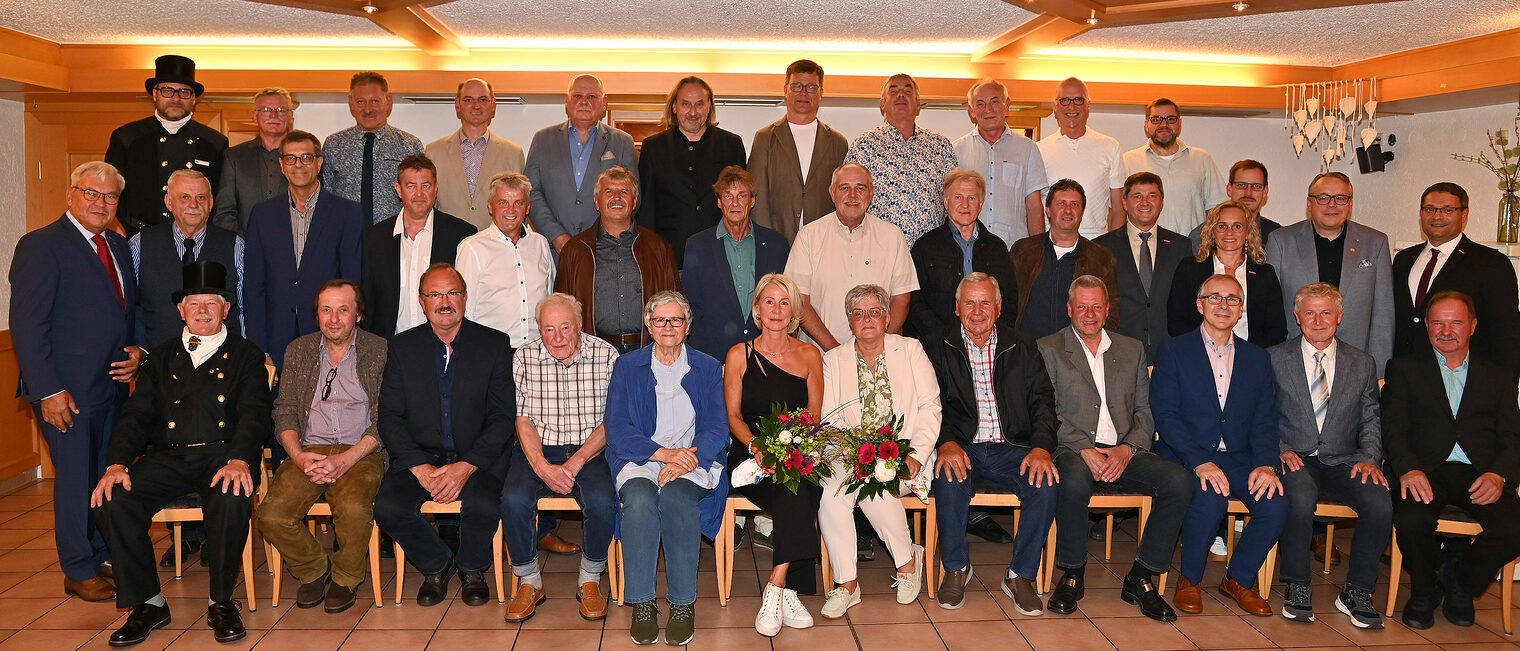 Die Geehrten Goldenen Meister blicken stolz in die Kamera. Die Damen halten Blumensträuße in den Händen.