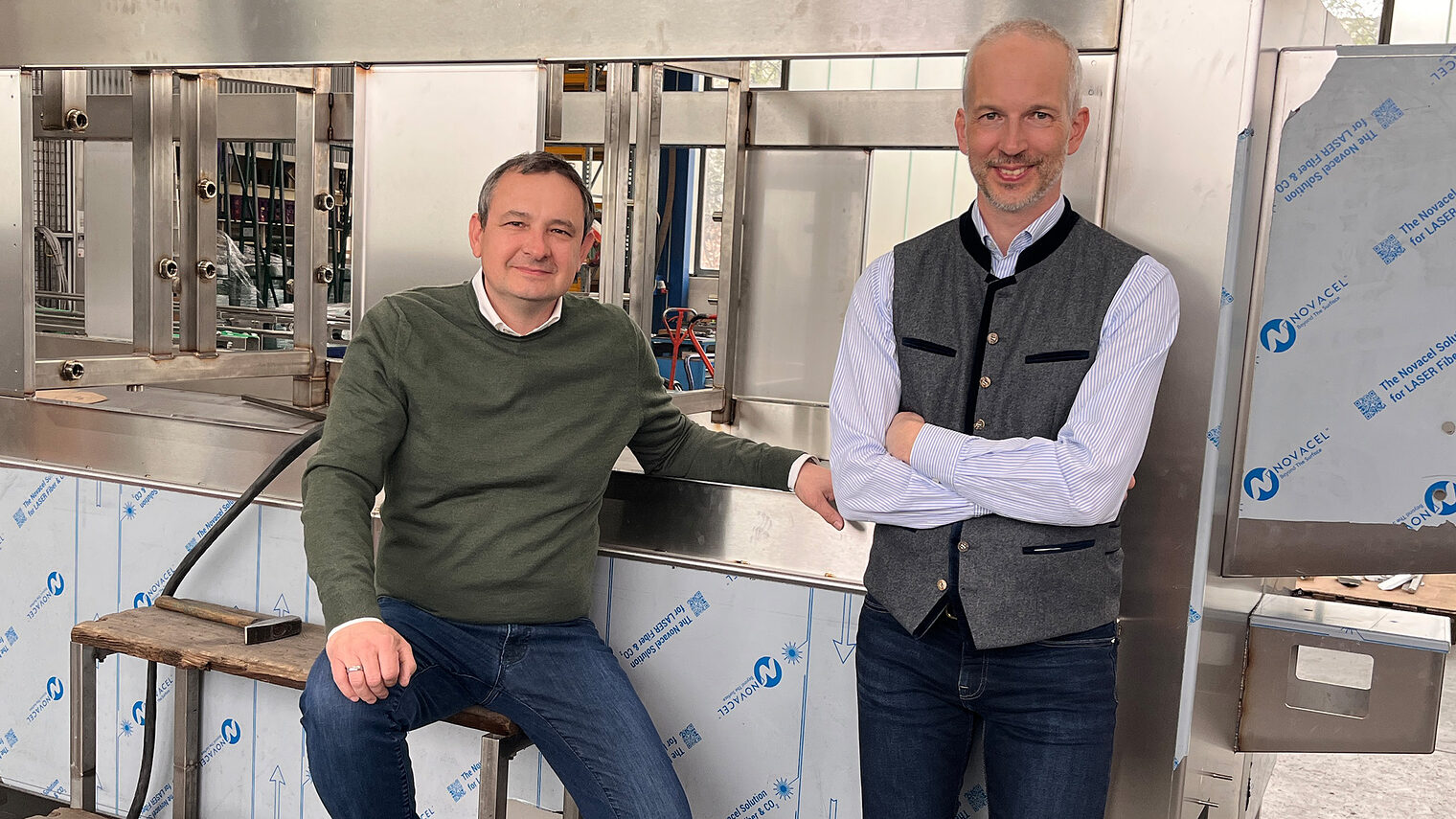 Geschäftsführer Georg Bohrer und Vertriebsleiter Johannes Scheck stehen in der Werkstatt der Bohrer Maschinenbau GmbH.