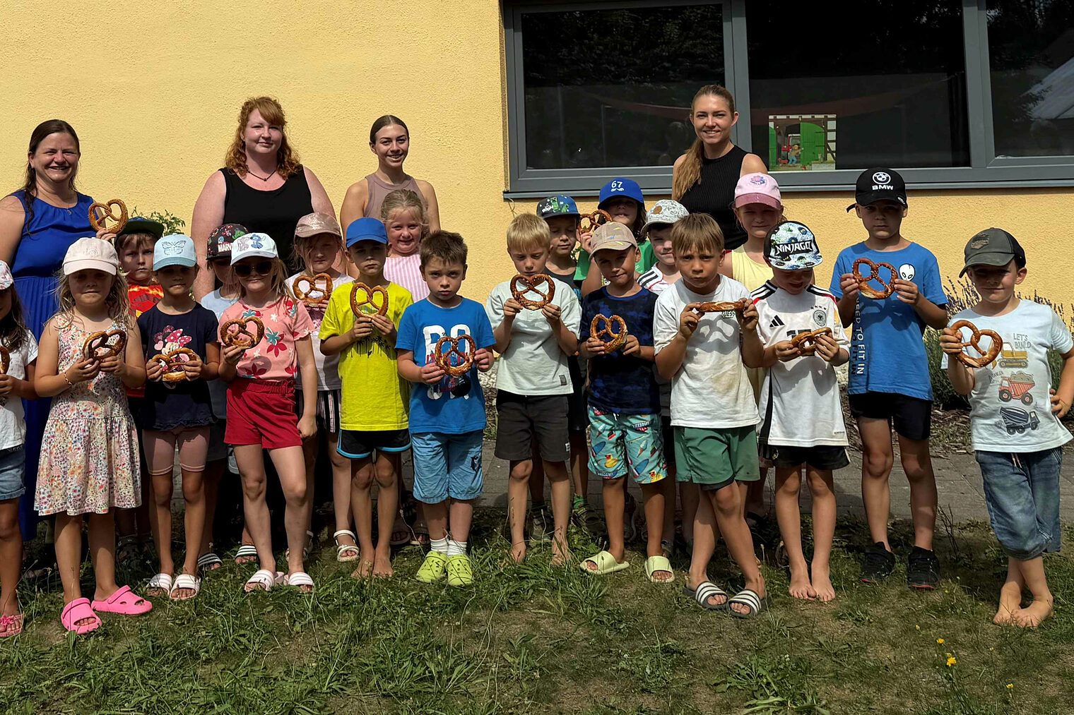 Vizepräsidentin Kathrin Zellner bedankte sich bei den Kindern des Kinderhauses St. Michael in Röhrnbach für die Teilnahme am Kita-Wettbewerb.