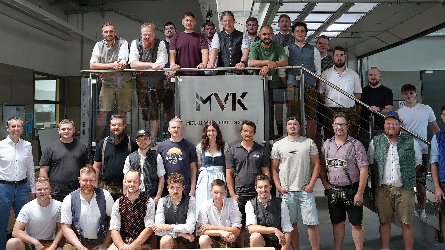 Die Absolventen des diesjährigen Meisterkurses Metallbau mit Kursleiter Peter Fitterer in der Metallhalle in Regensburg.
