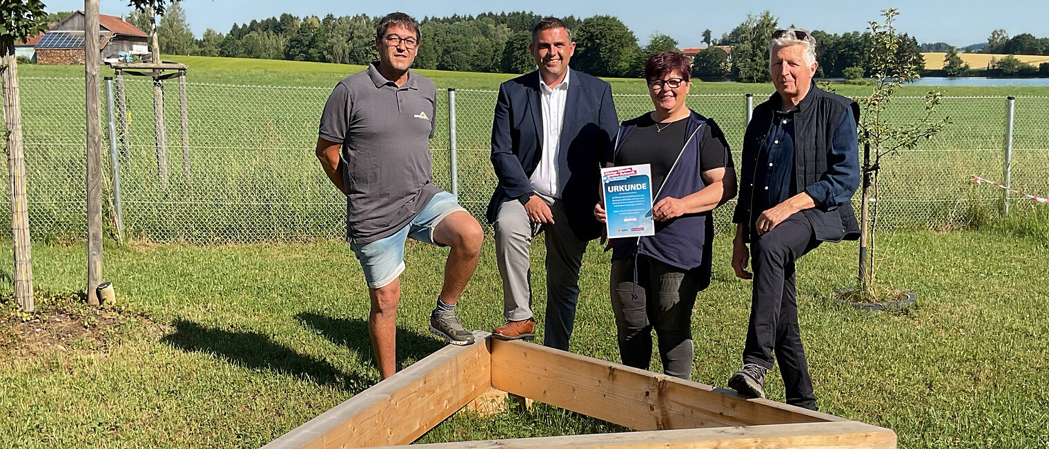 Karl Neumaier von der Zimmerei Neumaier, 1. Bürgermeister von Wiesenfelden Andreas Urban, Gruppenleiterin Michaela Kaun und HWK-Vizepräsident Hans Kastl.