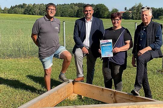 Karl Neumaier von der Zimmerei Neumaier, 1. Bürgermeister von Wiesenfelden Andreas Urban, Gruppenleiterin Michaela Kaun und HWK-Vizepräsident Hans Kastl.