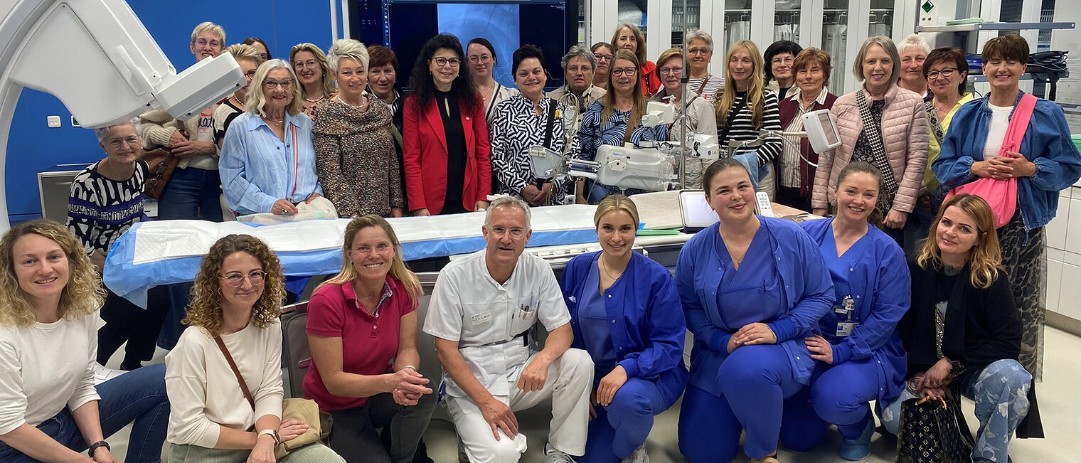 Die Unternehmerfrauen im Handwerk bei einer Führung durch das Herzkatheterlabor und Vortrag von Kardiologie-Chefarzt Prof. Sebastian Maier.