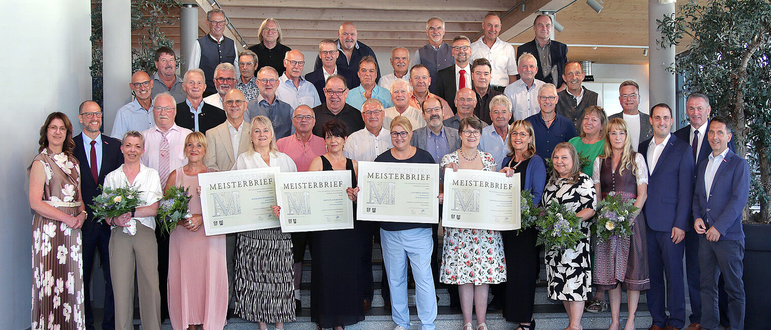 In Ergolding ehrte die Handwerkskammer ihre „Goldenen“ Meisterinnen und Meister. Vier Damen halten die Meisterbriefe in die Höhe.