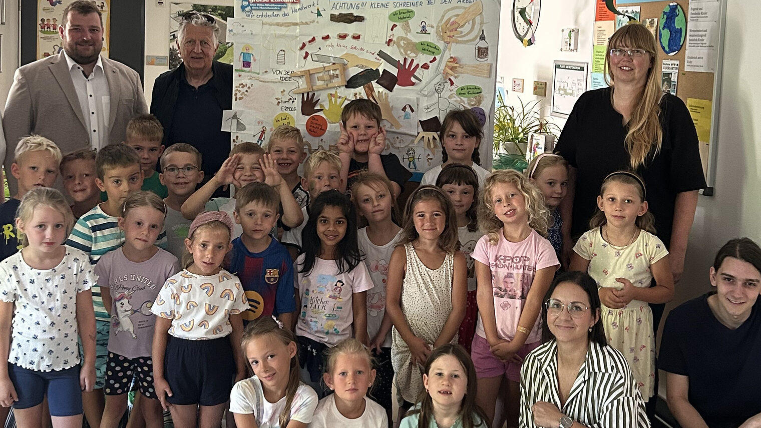 Die Kinder, Erzieherinnen und Erzieher der Kindertagesstätte Herz Mariä in Otzing mit den Ehrengästen.