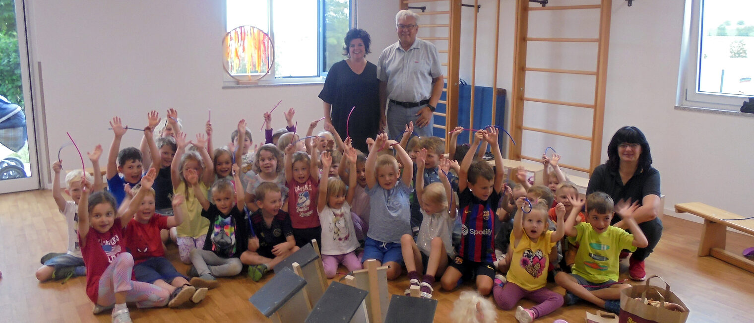 HWK-Vizepräsident Gerhard Ulm zu Besuch in der Kita St. Franziskus in Störnstein. Die Kinder freuen sich riesig über das Brezen-Frühstück.
