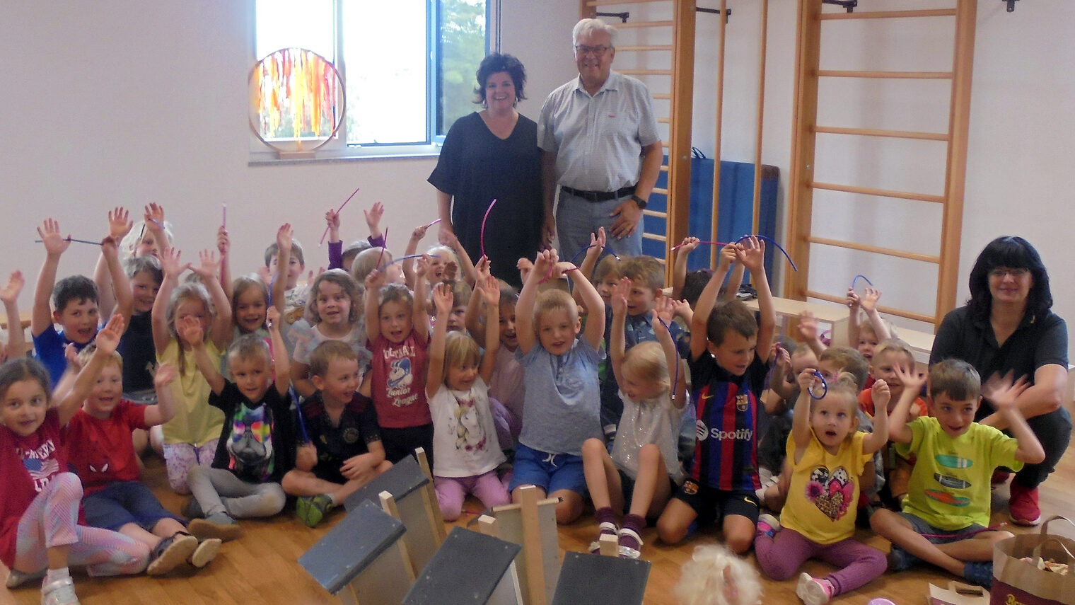 HWK-Vizepräsident Gerhard Ulm zu Besuch in der Kita St. Franziskus in Störnstein. Die Kinder freuen sich riesig über das Brezen-Frühstück.