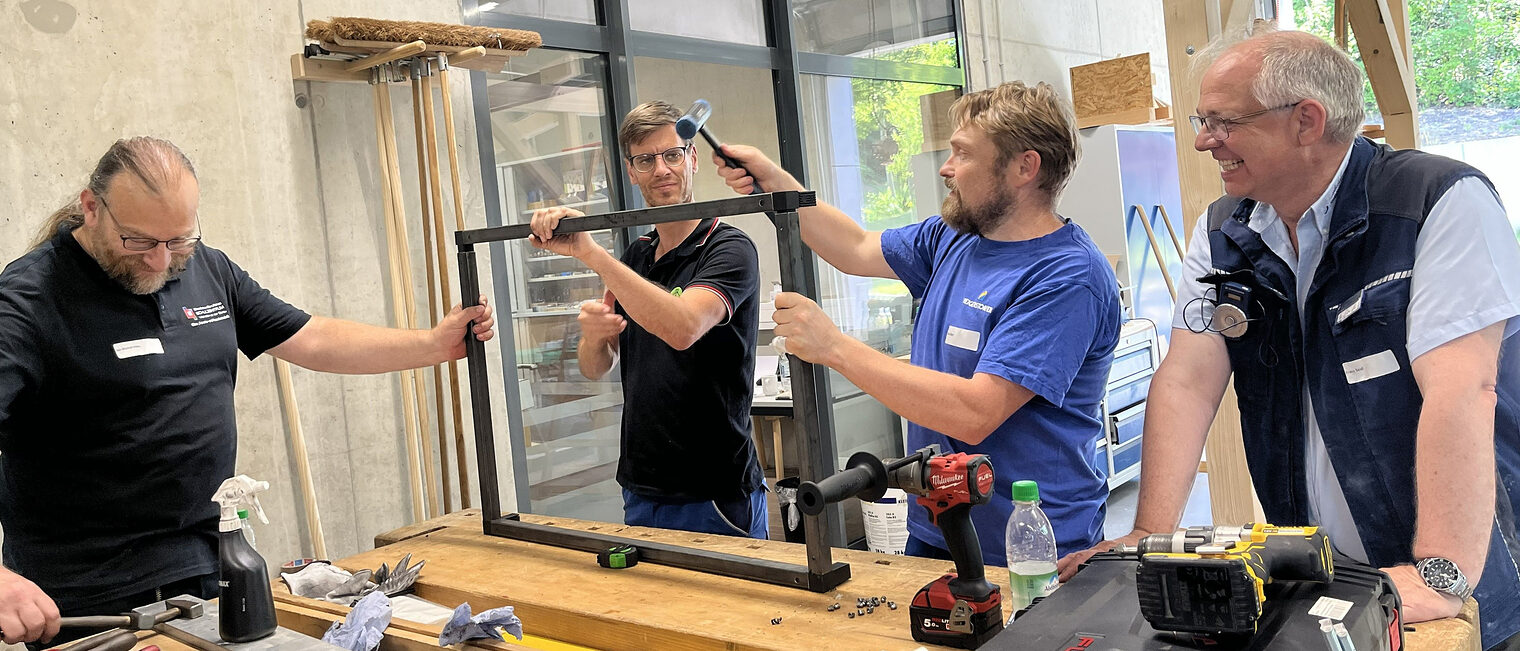 Die tschechischen und deutschen Workshop-Teilnehmer packten beim Bau der Außenküche gemeinsam an. 