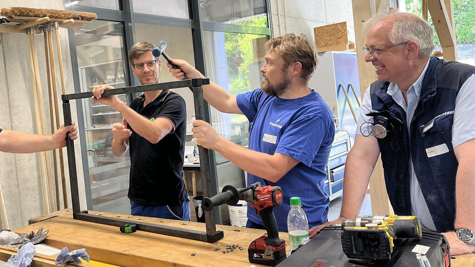 Die tschechischen und deutschen Workshop-Teilnehmer packten beim Bau der Außenküche gemeinsam an. 