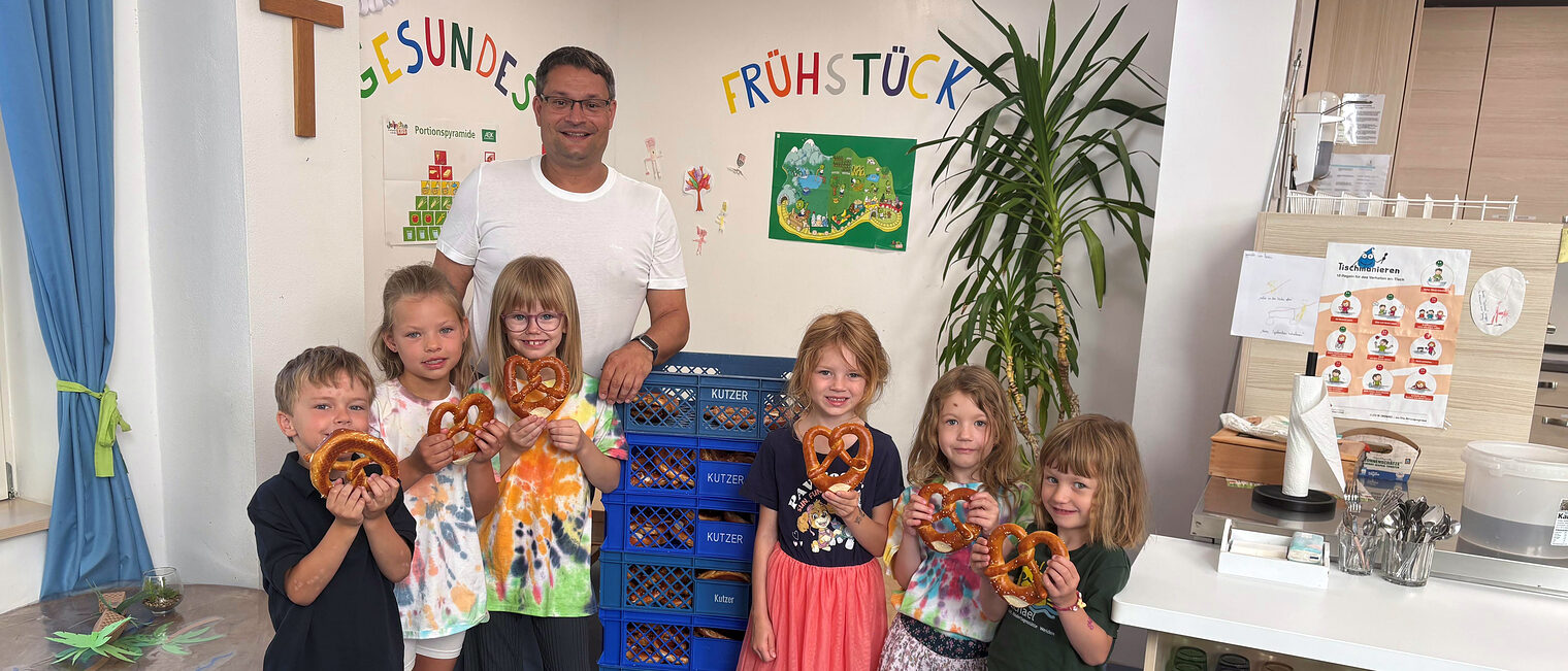 Mit einem Brezn-Frühstück bedankte sich HWK-Geschäftsführer Alexander Stahl bei den Kindern.