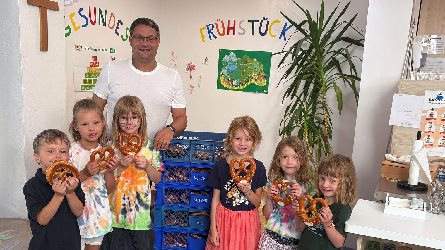 Mit einem Brezn-Frühstück bedankte sich HWK-Geschäftsführer Alexander Stahl bei den Kindern.