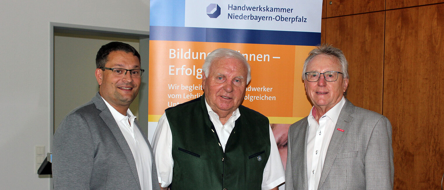 Gewerberatsgeschäftsführer Alexander Stahl mit Manfred Krä und dem neuen stv. Vorsitzenden des Gewerberates Konrad Treitinger.