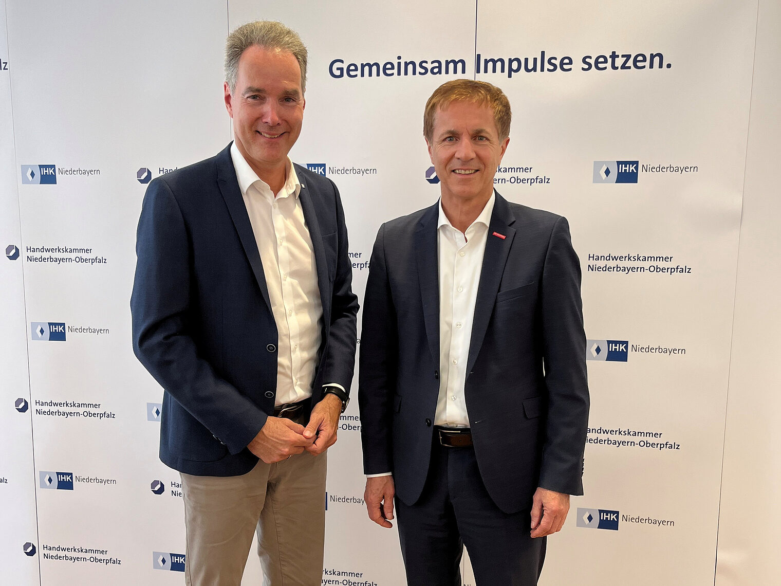 Hans Schmidt zusammen mit Alexander Schreiner Rahmen einer Pressekonferenz.