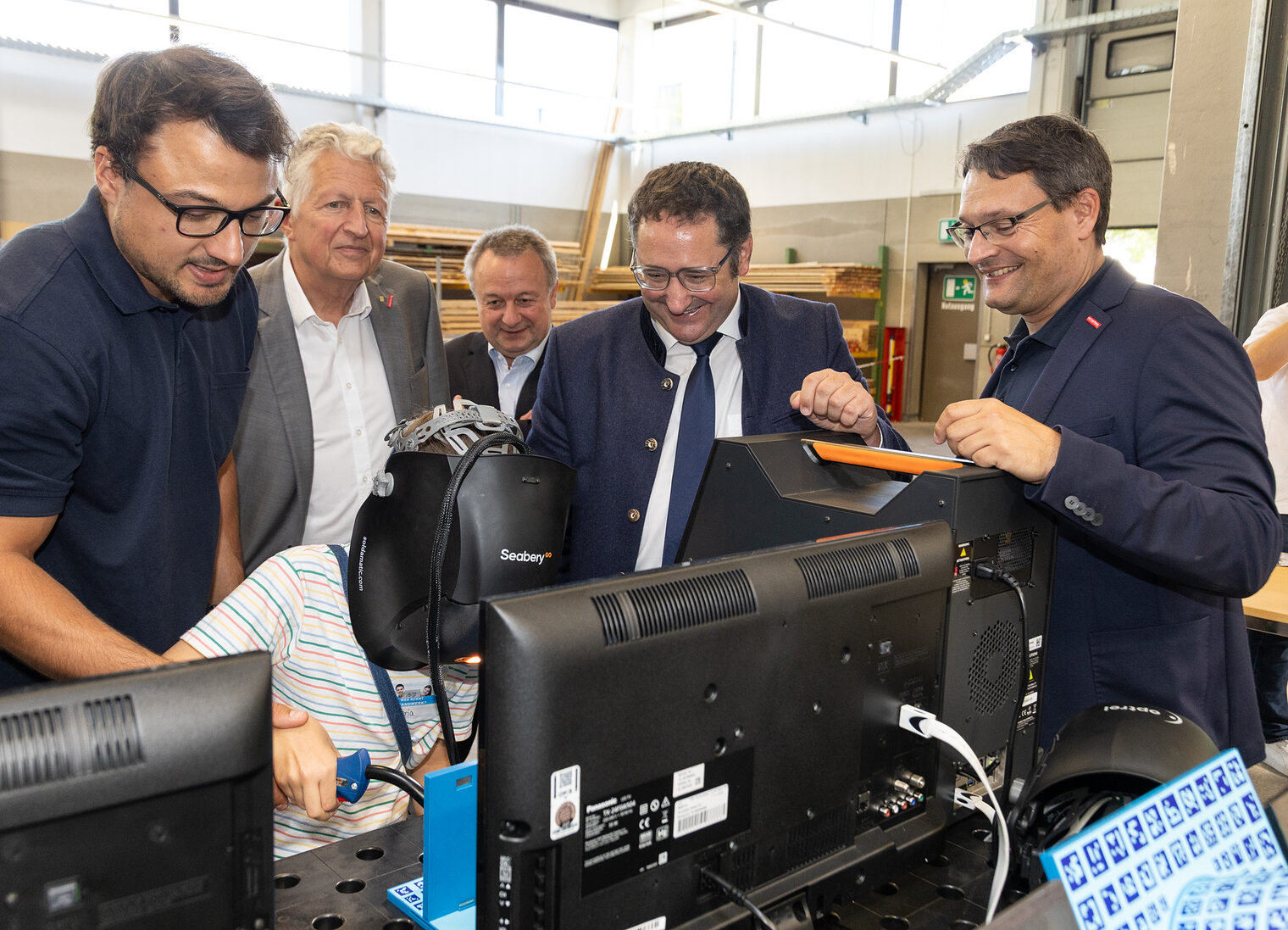 Auch Bayerns Wirtschaftsstaatssekretär Tobias Gotthardt besuchte das Fest. Hier bestaunen sie virtuelles Schweißen am Simulator.