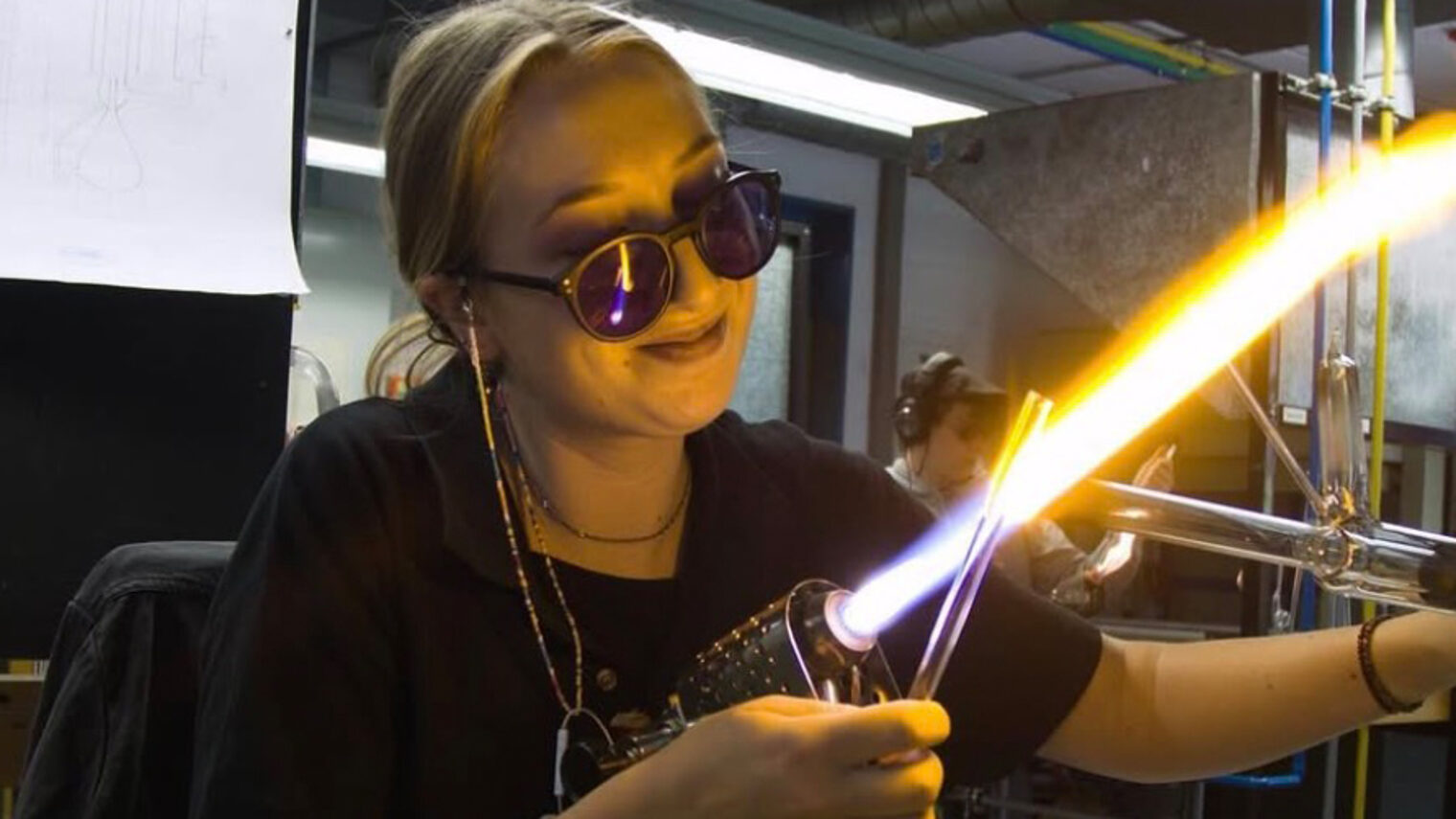 Océane Auzanneau in Action: Gerade absolviert sie die Ausbildung zur Glasmacherin in Zwiesel. 