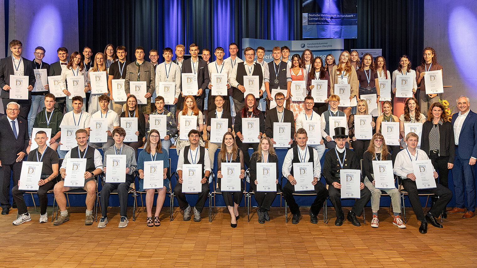 Das Gruppenfoto mit Ostbayerns besten Gesellen bei der Deutschen Meisterschaft im Handwerk.