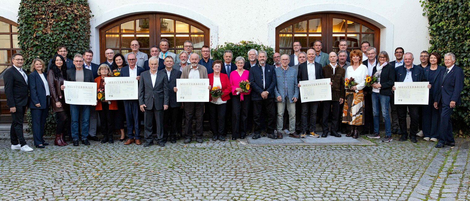 In Bad Kötzting ehrte die Handwerkskammer ihre „Goldenen“ Meisterinnen und Meister. 